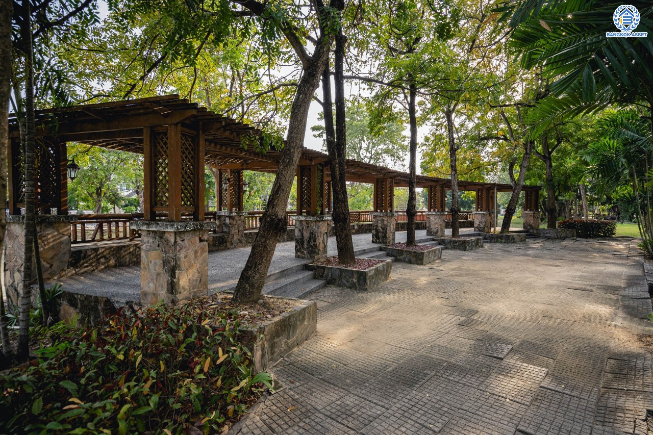 บ้านมือสองตกแต่งใหม่ โครงการ ลัดดารมย์ เพชรเกษม69 ตกแต่งหรูหราดีไซน์สุด Classic วิวสวนสาธารณะ ใกล้ส่วนกลาง บนเนื้อที่ 173.5 ตร.ว. ฟังก์ชันจัดเต็ม 4 ห้องนอน 4 ห้องน้ำ 1 ห้องอเนกประสงค์ 1 ห้องแม่บ้าน จอดรถได้ถึง 2 คัน บนทำเลศักยภาพ เชื่อมต่อหลายเส้นทาง ใกล้เดอะมอลล์บางแค จุดขึ้นทางด่วน "กาญจนาภิเษก" และรถไฟฟ้าสายสีน้ำเงิน "สถานีหลักสอง"